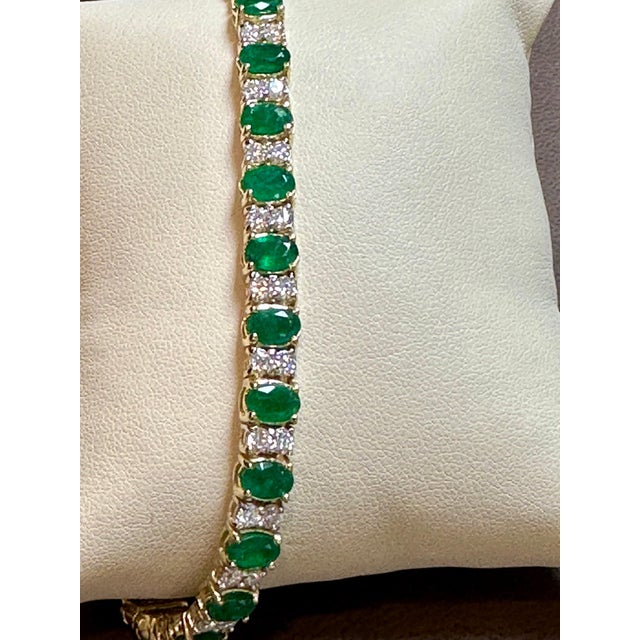 12 Carat Natural Emerald & 2.8 Carat Diamond Tennis Bracelet 14 Kt Yellow Gold For Sale - Image 10 of 18