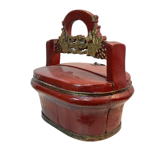 Wood 19th Century Traditional Chinese Red Lacquer and Gilt Gold Wooden Wedding Basket For Sale - Image 7 of 17