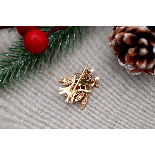 Gold brooch in the shape of a bee with diamonds (20) in brilliant cut 8/8 tourmaline and two rubies in the eyes. Metal:...