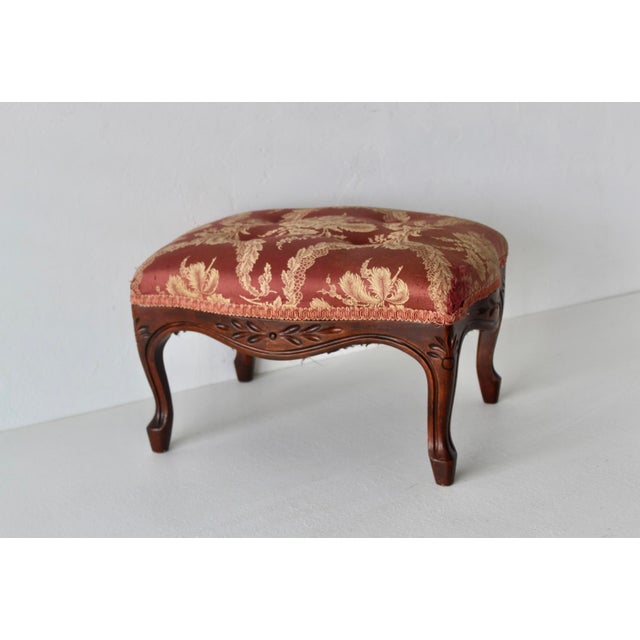 French Louis XV-style Carved Wood Upholstered Tufted Cabriole Legs Footstool Ottoman Vintage For Sale - Image 14 of 14