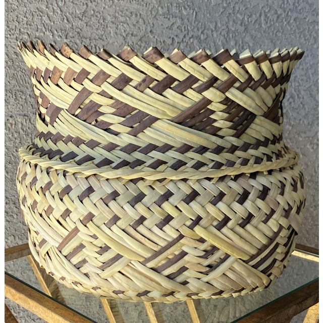 Late 20th-Century Perfectly-Sized Tarahumara Handwoven Sotol Leaf Basket Cachepot, Mexico For Sale - Image 14 of 17