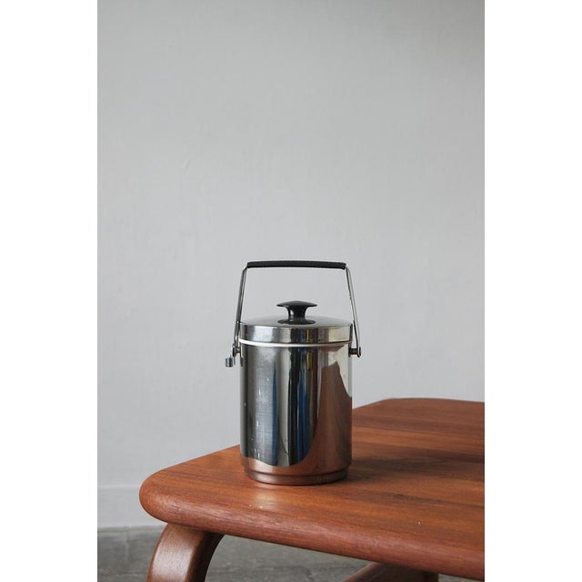 The classic ice container. It is made of stainless steel. Inside there is a removable plastic insert. Capacity is 0,75 l....