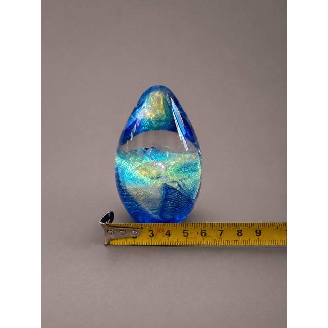 1980s Dichroic Glass Eye Studio Paperweight – Blue Aqua Gold Sculpture Signed 1999 For Sale - Image 5 of 8