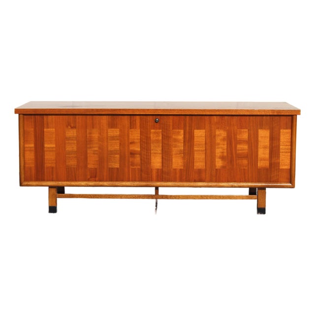 Vintage Lane Cedar Chest - Lock Removed for Safety – Made in Altavista Virginia, Mid-Century Hope Blanket Trunk For Sale