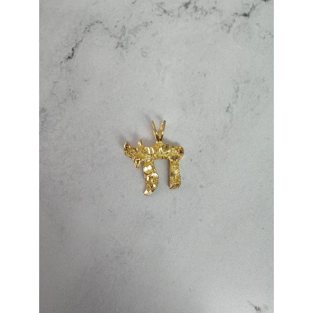 Contemporary Chai Pendant with Nugget Texture 10K Yellow Gold For Sale - Image 3 of 4