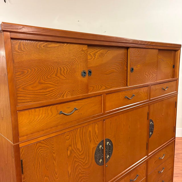 Large 1980s Japanese Tansu Chest Cabinet With Beautifully Figured Wood For Sale - Image 10 of 18