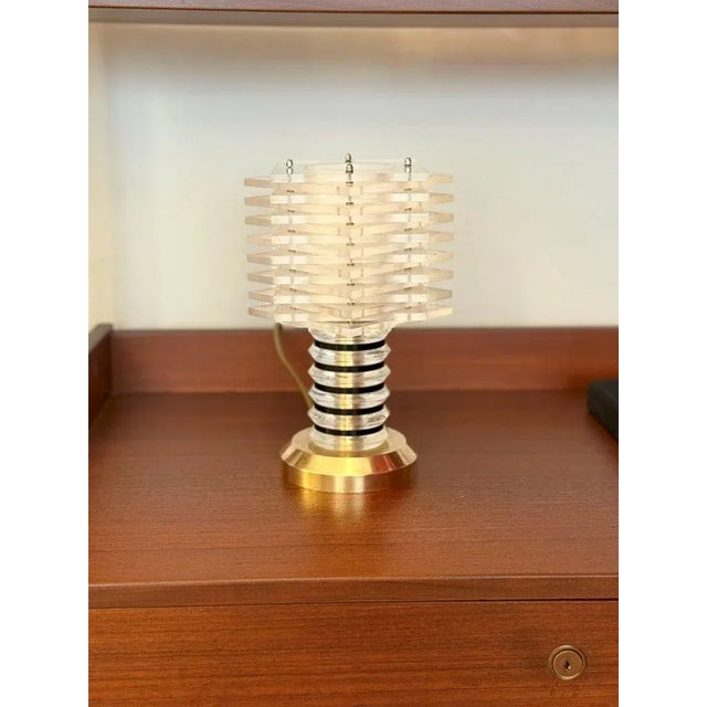 Italian Vintage Modernist Lucite and Brass Table Lamp, C. 1968–1975 For Sale - Image 4 of 10