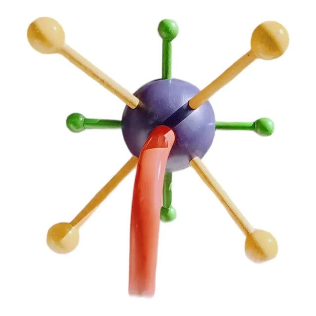 Original rack of the 60s, following the Space Age trend so in vogue at that time. Metal bar, body and wood support in...