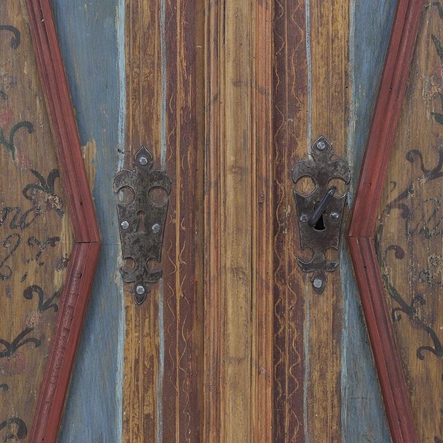 Antieke bruidskast uit 1827, afkomstig uit Franken in Zuid-Duitsland. Het zware, geleefde karakter en de originele...