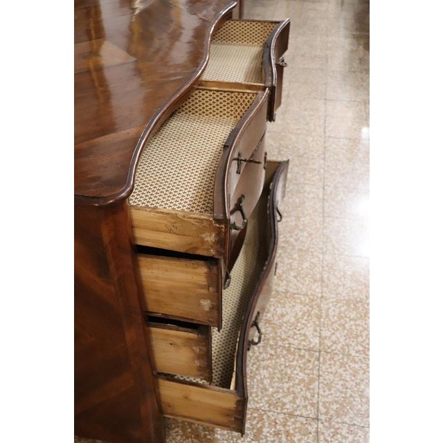 Wood Antique Chest of Drawers in Walnut, 18th Century For Sale - Image 7 of 12