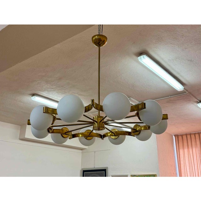 Cream Italian Murano Glass Chandelier with 10 White Spheres and Radial Brass Structure, 2000s For Sale - Image 8 of 13