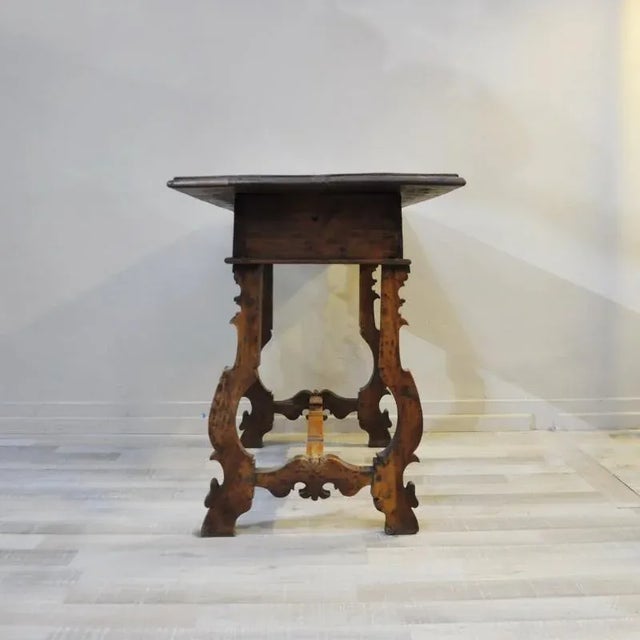 Walnut writing desk with central drawer, early 1800s.