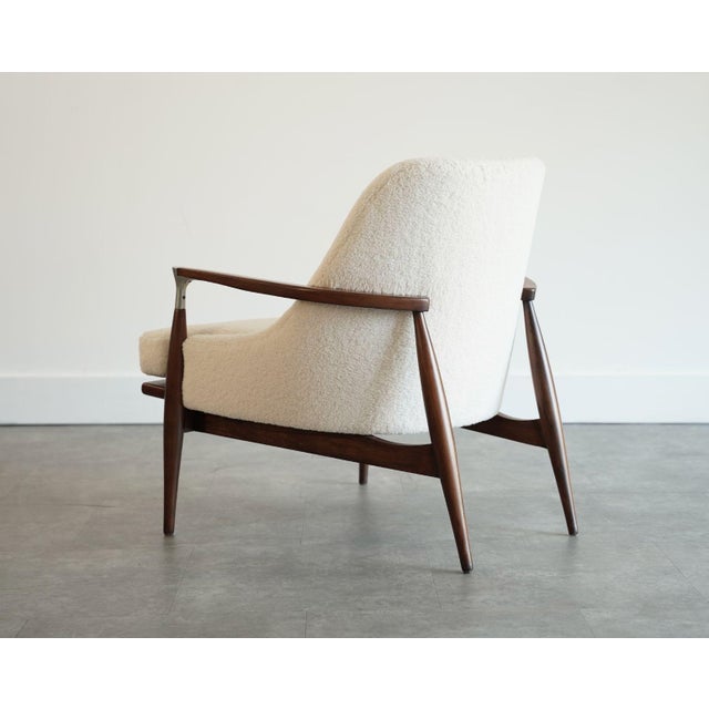 Ib Kofod-Larsen Style Modern Lounge Chairs in Walnut & Bouclé, C. 1950s For Sale In New York - Image 6 of 11