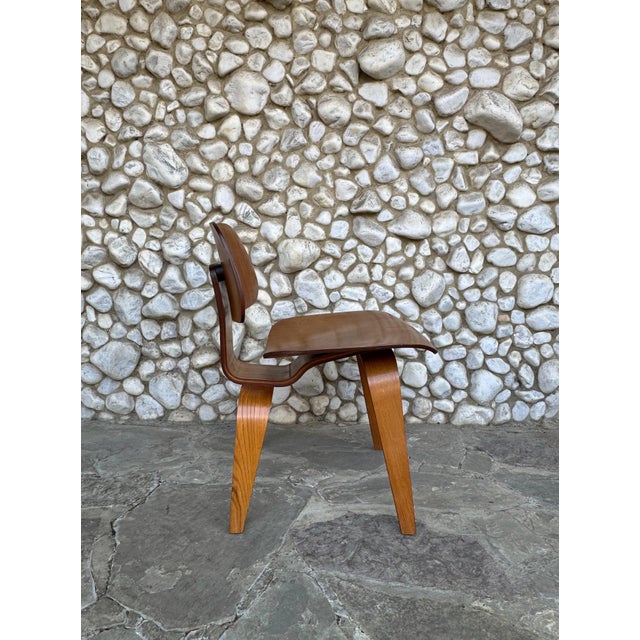 Mid-Century Modern DCW Dining Chair in Walnut by Charles and Ray Eames for Herman Miller, 1950s For Sale - Image 3 of 17