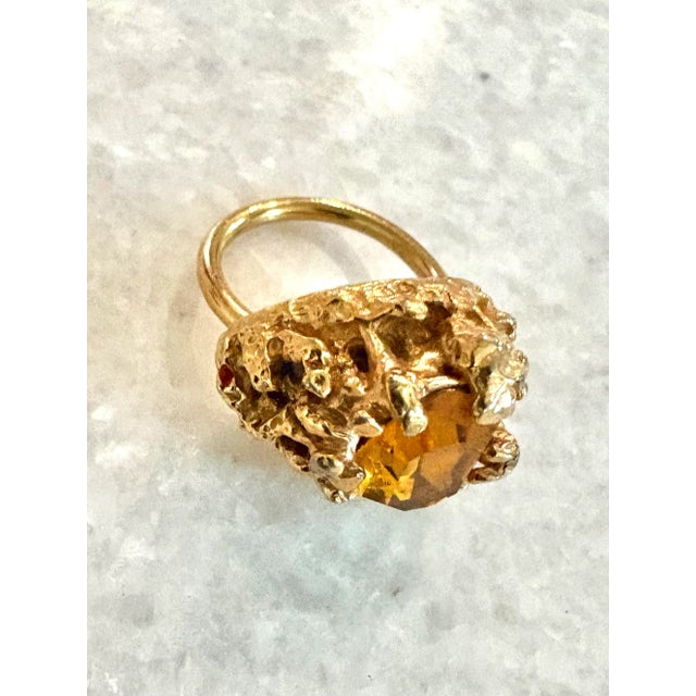Brutalist Mid-Century Emmons Brutalist Goldtone Cocktail Ring With Citrine - Size 7.5 For Sale - Image 3 of 7