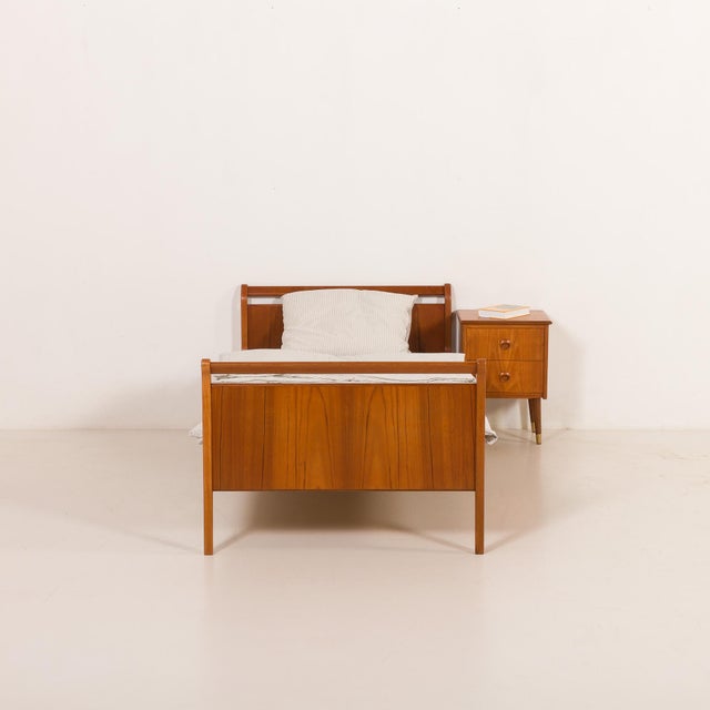 This Danish teak single bed was made in the 1960s. Crafted from solid teak and teak veneer, it embodies warmth, precision,...