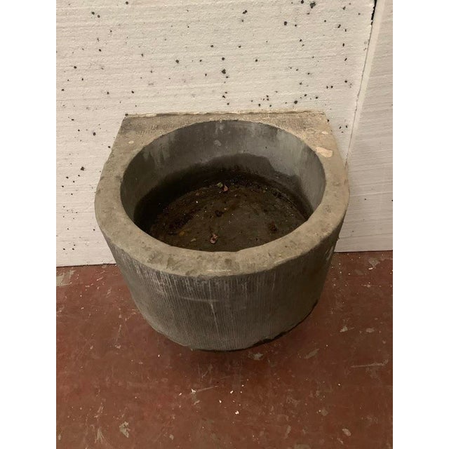 Outdoor washbasin or trough in blue stone Round model, to be sealed Dimensions: H 27 x 50 cm 19th century