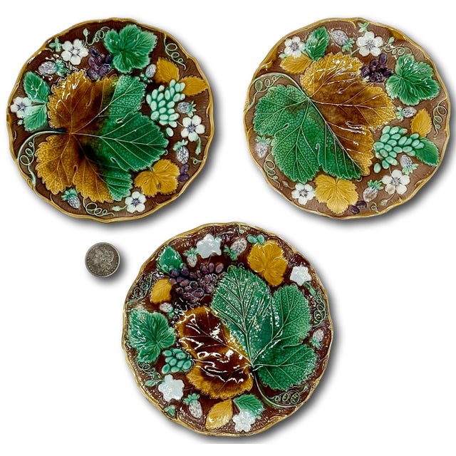 Set of 6 Antique Victorian Wedgwood Vine & Strawberry Majolica Plates With Wall Hanger Brackets Late 19th Century For Sale - Image 12 of 18