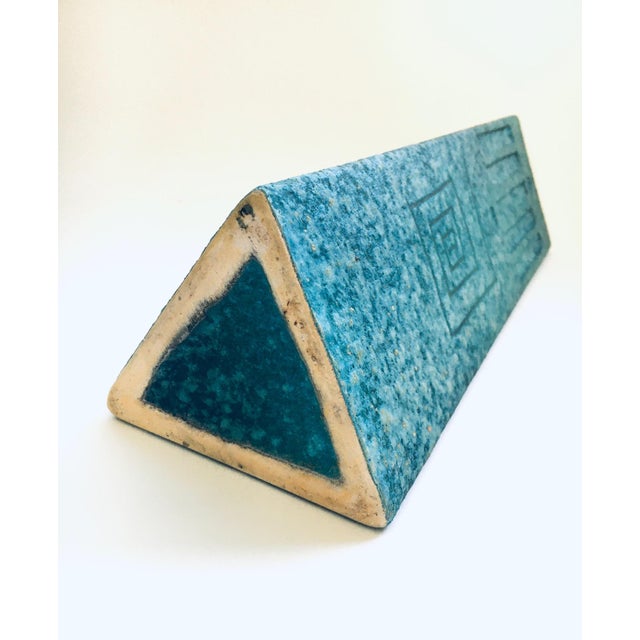 Art Ceramics Sgraffito Triangular Vase by Alvino Bagni for Raymor, 1960s For Sale - Image 12 of 13