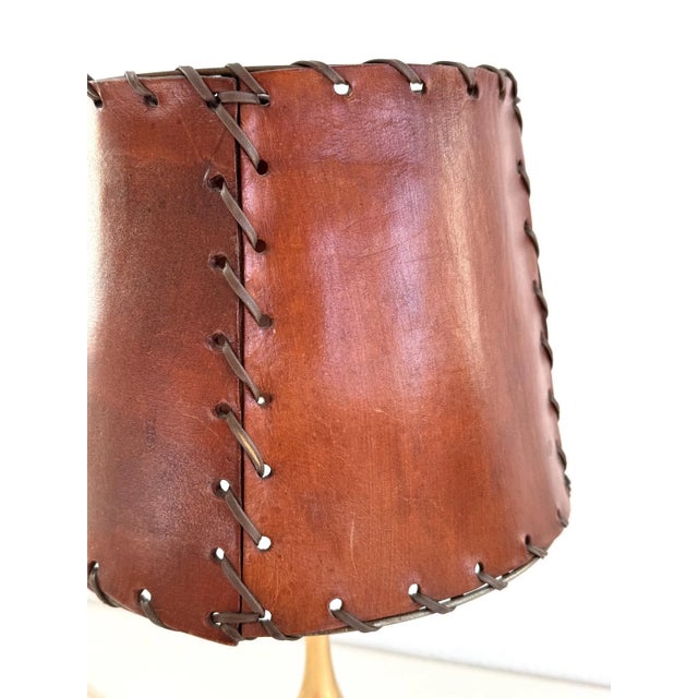 Mid-Century Italian Palm Leaf Table Lamp in Brass with Leather Lampshade, 1970s For Sale - Image 4 of 12