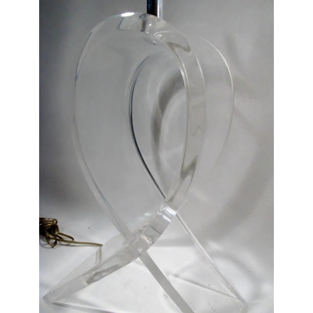 Mid-Century Modern 1970s Astrolite Herbert Ritts Lucite Twist "Ribbon" Table Lamp For Sale - Image 3 of 11