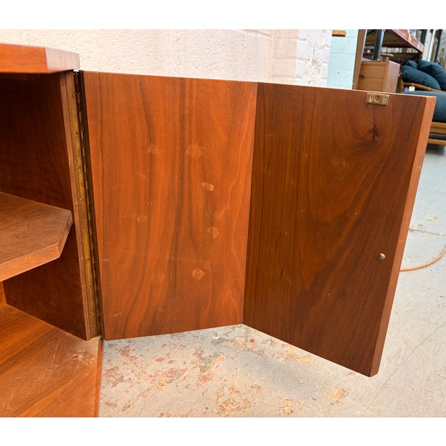 Mid 20th Century Modern Pair of Walnut and Burl Nightstands by Young Manufacturing, Attributed For Sale In New York - Image 6 of 13