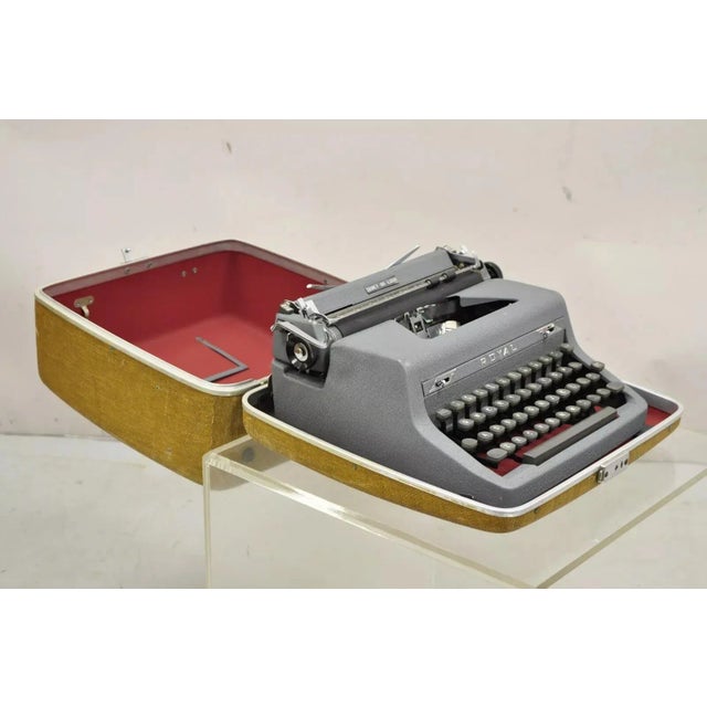 Vintage 1950's Mid-Century Royal Quiet De Luxe Typewriter in Case For Sale - Image 11 of 11