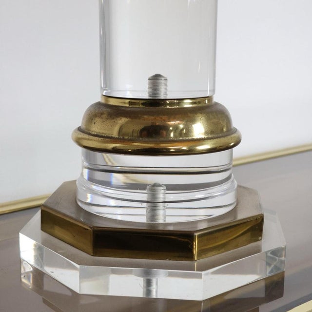 Modernist Hollywood Regency Lamp in Acrylic and Brass, 1970s For Sale - Image 12 of 15