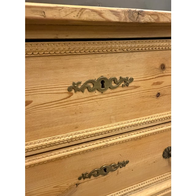 English Mid 19th Century Pine Serpentine Chest of Drawers With Hand Cut Dovetails, Circa 1860 For Sale - Image 10 of 14