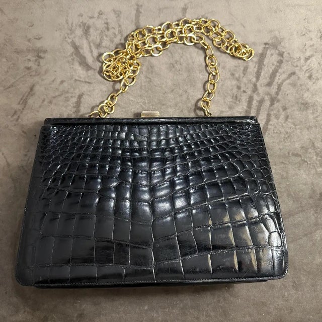 Black An Elegant 1950s Retro Black Leather and Brass Italian Shoulder Bag For Sale - Image 8 of 13