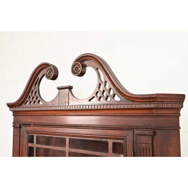 Wood Baker Furniture Style Georgian Flame Mahogany Corner Cabinet, Circa 1940s For Sale - Image 7 of 10