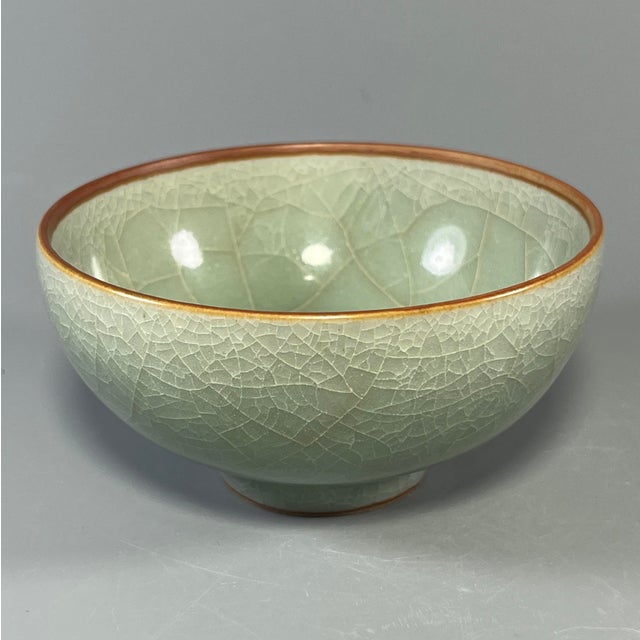 Chinese China Vintage‑Style Light Green Crackle‑Glaze Celadon Bowl With Brown Rim For Sale - Image 3 of 6