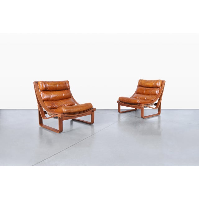 Mid-Century Modern Vintage Leather and Teak T4 Lounge Chairs by Fred Lowen for Tessa For Sale - Image 3 of 14