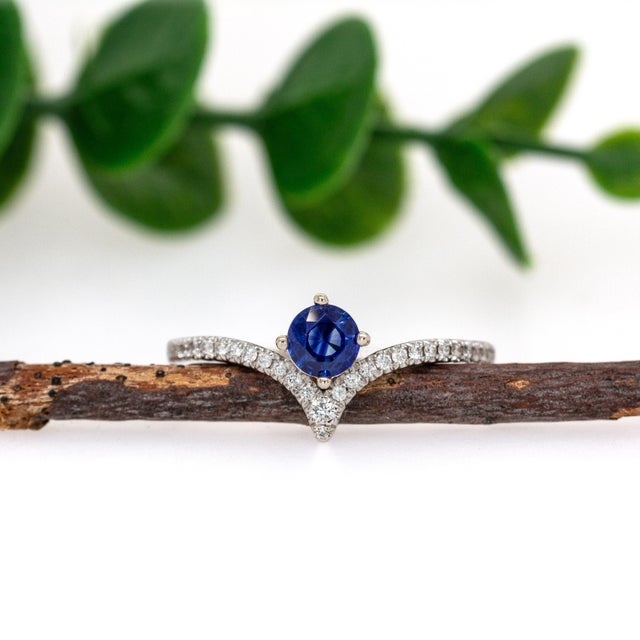Contemporary Ceylon Blue Sapphire Ring With Chevron Diamond Pavé Shank in 14k White Gold, Size 6.75 For Sale - Image 3 of 7
