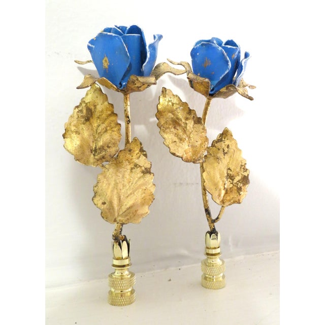 Mid-Century Modern Cornflower Blue Vintage Tole Rose Lamp Finials, a Pair by C. Damien Fox For Sale - Image 3 of 5