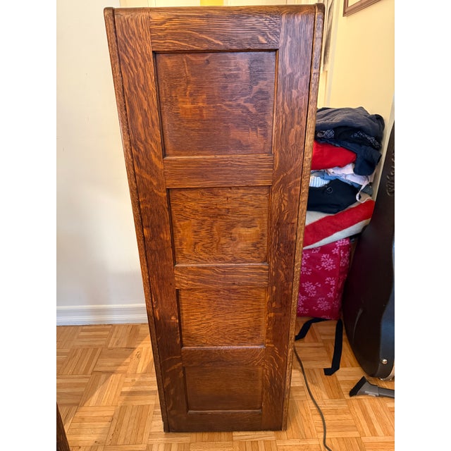 Brown 1920s Tiger Oak 4 Drawer File Cabinet (Library Bureau Sole Manufacturer) For Sale - Image 8 of 11