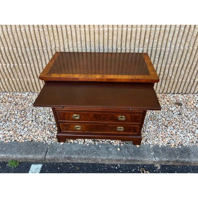 Late 20th Century Hekman Copley Place Georgian Chippendale Style Inlaid Flame Mahogany Bachelors Chest/ Nighstand For Sale - Image 15 of 18