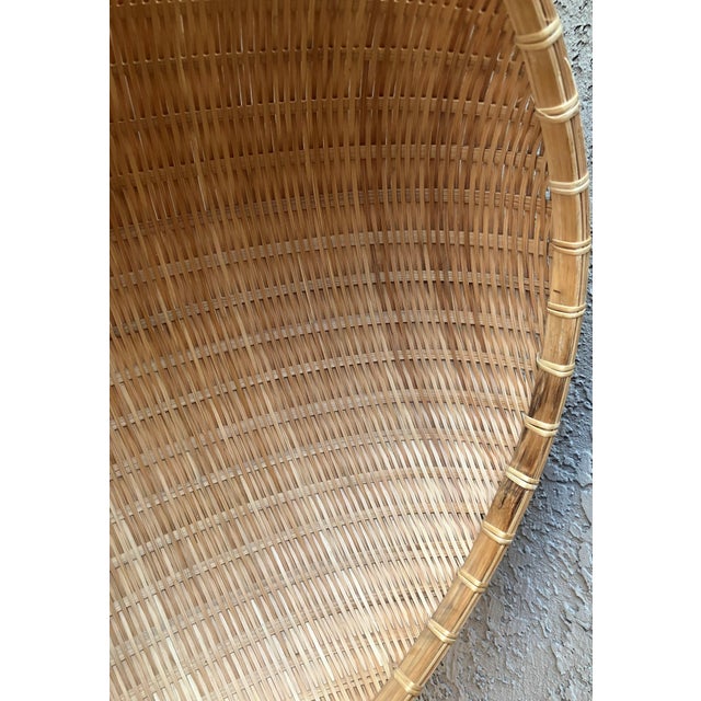 Late 20th-Century Nicely-Sized Contemporary Winnowing-Style Handwoven Bamboo Basket For Sale - Image 12 of 17