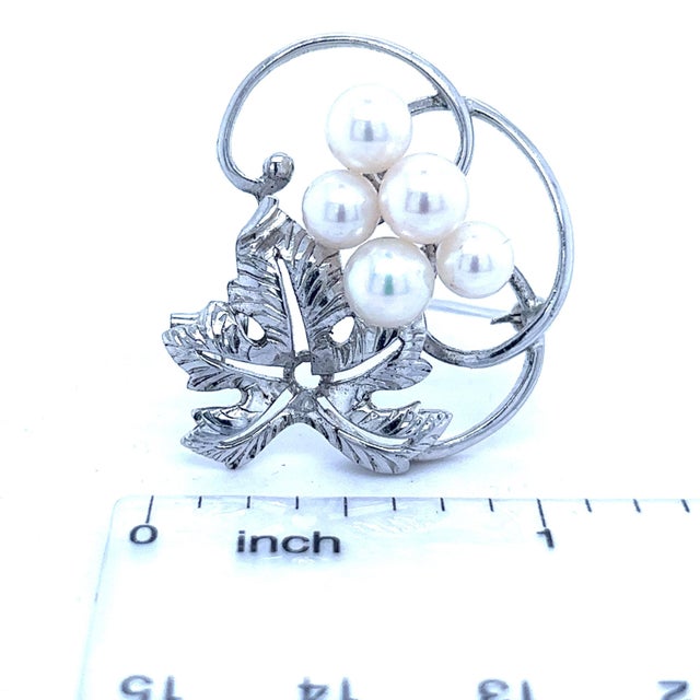 White 1990s Mikimoto Estate Akoya Pearl Brooch Pin Sterling Silver For Sale - Image 8 of 8