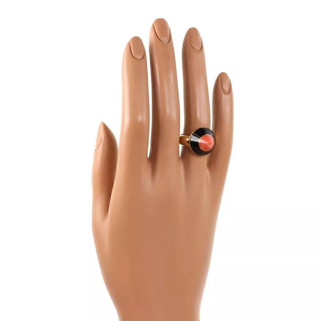 Coral & Onyx 18k Yellow Gold Pointed Top Ring, Size 5 For Sale - Image 4 of 4