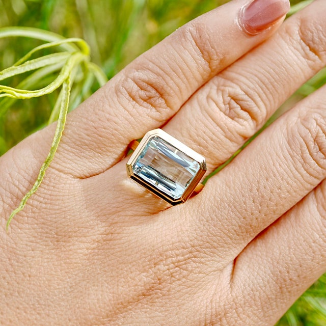Metal Kai One-of-a-Kind Aigs Certified 5.81ct Aquamarine East-West Ring in 14k Gold Size 7 For Sale - Image 7 of 8