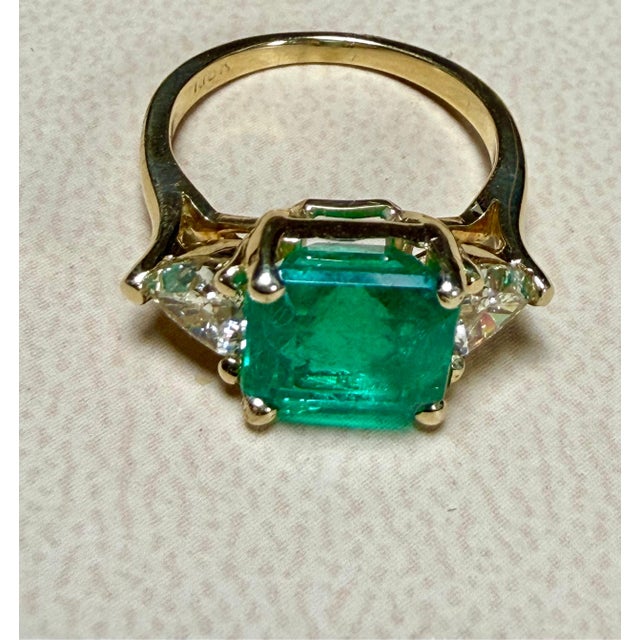 Metal 2.58 Ct Emerald Cut Colombian Emerald & 0.82 Ct Diamond Ring in 18k Yellow Gold For Sale - Image 7 of 8