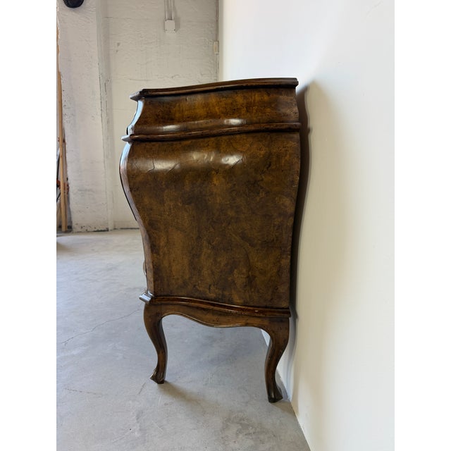 1980s Italian Louis XV Style Bombe Burlwood Chest With Cabriole Legs For Sale - Image 5 of 18
