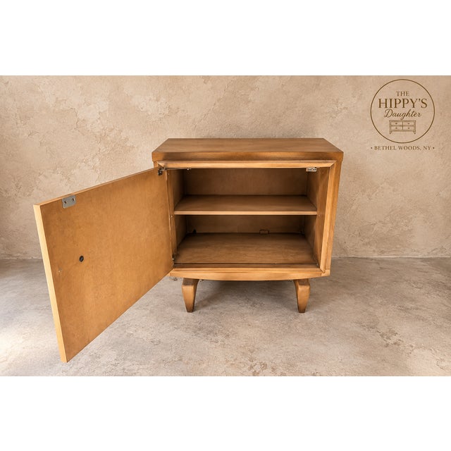 Vintage Hoke Mid Century End Tables – 1960s MCM Bedside Cabinets - Cottagecore, Sculpted Wood For Sale In New York - Image 6 of 10