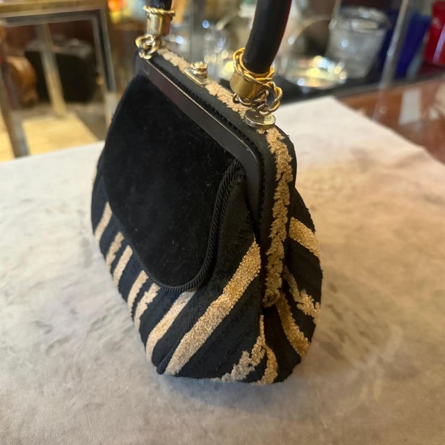 A 1950s Roberta Di Camerino Style Brown and Beige Velvet Italian Top Handle Bag For Sale - Image 12 of 14