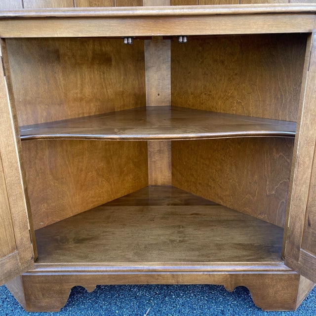 1980s Ethan Allen Heirloom Nutmeg Maple Corner Etagere or China Cabinet (10-6046) For Sale In Philadelphia - Image 6 of 12
