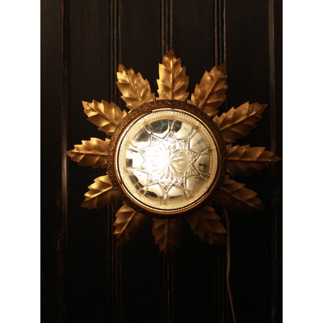 1950s Hollywood Regency Gilded Metal and Cut Glass Sunburst Sconce, 1960s For Sale - Image 5 of 5