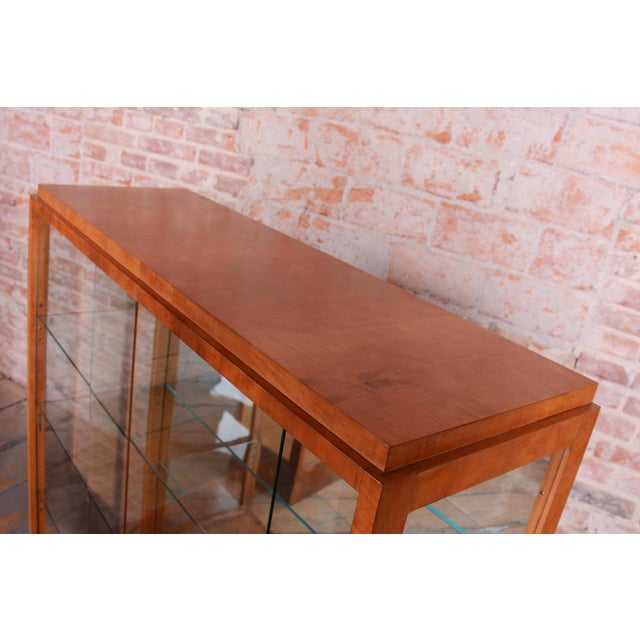 Glass Art Deco Display Cabinets in Maple, Glass, and Mirror, Czech, 1930s, Set of 2 For Sale - Image 7 of 18