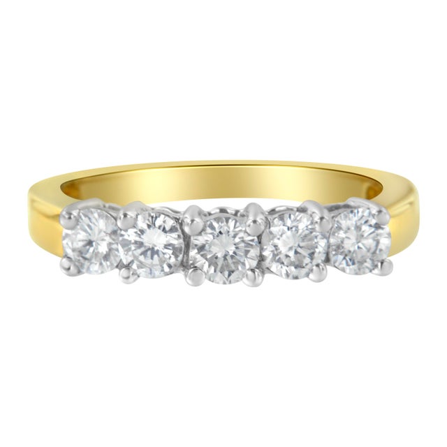 A luxurious 5 stone gold and diamond ring. This stunning ring has 5 round-cut, natural diamonds set in a prong setting....