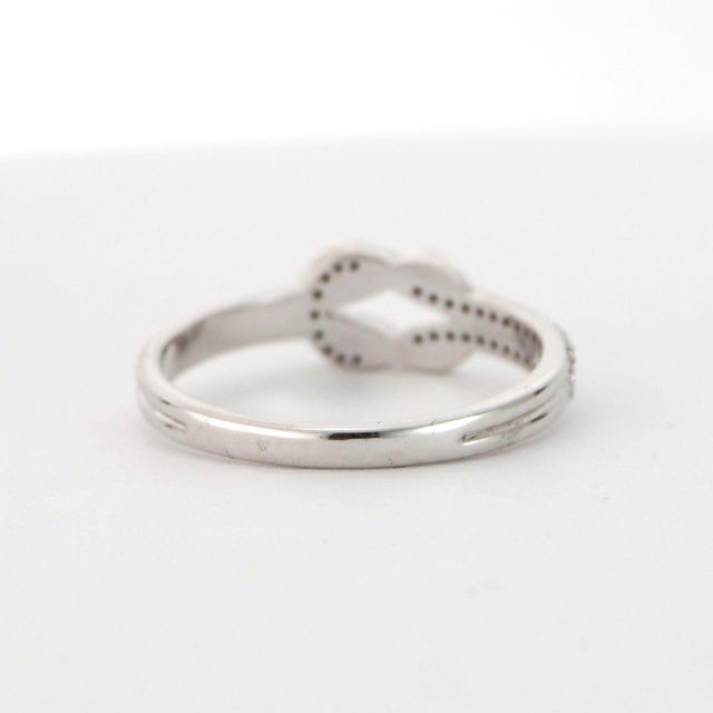 2020s 18k White Gold Knot Ring With Round White Diamonds Size 7 For Sale - Image 5 of 18